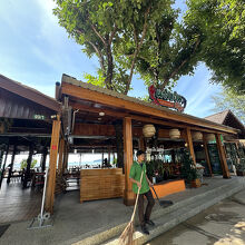 ダルそうながらも早朝、店の前を掃除をする店員。良いねぇ！