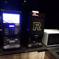 ミニラウンジにはドリンクサーバーと電子レンジが設置されていた