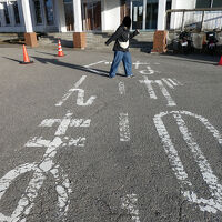 ホテル前の駐車場には県境を示す線が書かれている