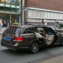 ホテルやレストランなどで呼んでもらう必要があります