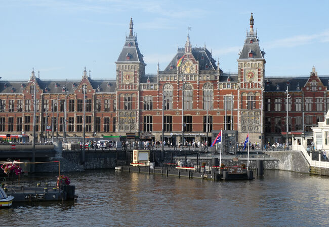 アムステルダム観光の出発点でもある中央駅