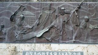 組踊は、せりふ、音楽、所作、舞踊によって構成される歌舞劇