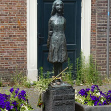 アンネ フランクの像