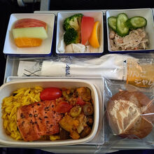 行きのシーフードミール（サーモンのソテー）