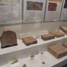 古代文明時代のレンガ展示