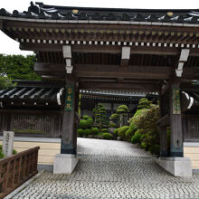 密厳院さんの門