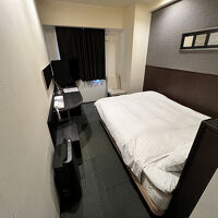 縦長です。ベッドはダブル。