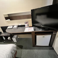 デスク回り。テレビでかい。