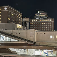 ＪＲ草津駅（手前）の向こうにホテルが見える