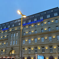 駅から出てすぐ前に。
