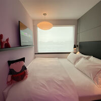 キングベッドがぴったり入る程度の大きさ。清潔。