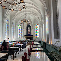 礼拝堂を改築したダイニングルーム