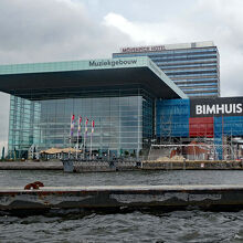 庇の長い目立っている建物がミュージックヘボウ