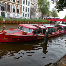 運河クルーズを複数の会社が運行しています