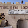 映画「スター・ウォーズ」のルークが育ったラーズ家の住居の地下部分として有名になったところです。