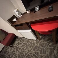 机と別にテーブルがあるので部屋でご飯食べる時便利