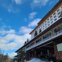 雪のホテルの外観