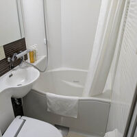 残念ですが、バスルーム・内風呂は少々狭めでした