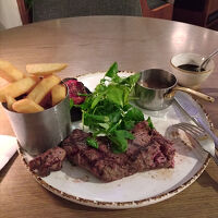 ここのステーキは本格派でうまい