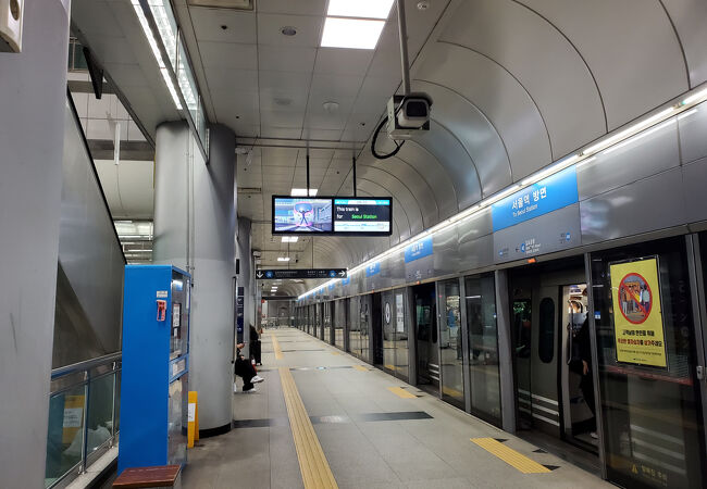 空港駅であると同時に乗換駅
