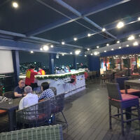 最上階の開放的なレストラン＆バー