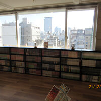 ラウンジからの静岡駅方向の眺望と多数の漫画本。