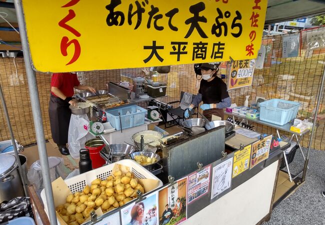 県庁前交差点の南側で毎週木曜日に開催