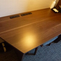 デスク回り。背もたれ付き椅子でないのがマイナスポイント