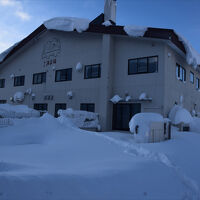 ヌッカクシ富良野川の断崖に建つ難攻不落な要塞のごとき凌雲閣