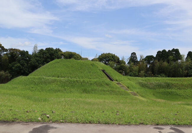 広い草原に古墳が点在