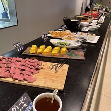 朝食バイキング、ローストビーフがあります。