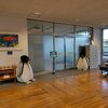 大きなペンギンがお出迎え