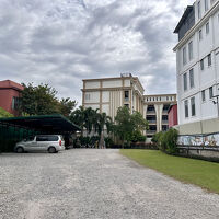 ホテル前に駐車場があってこれが防音に一役？