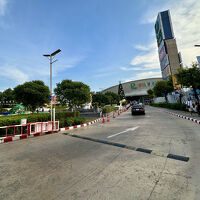 裏にあるモール、ロビンソン。