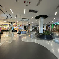 モール内部、日本料理屋も数軒、スタバなんかもあるし。