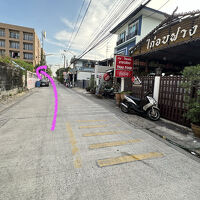 目の前の田舎道。夜は野犬がいるので怖ぇぇ...