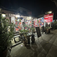 目の前の小道にあるローカルレストラン