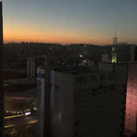 ビルの隙間から東大門DDpの建物が見えました