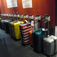 宿泊客のスーツケースが、整然と並べられています。普通通りです