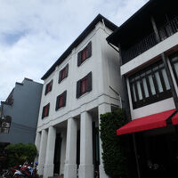 チェンマイ旧市街地・ワットプラシンの近くにある