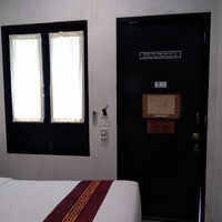 窓有りの部屋だったが窓は廊下側にあった。これには驚いたよ