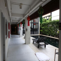 こちらは1階の廊下。壁が無いところがあり、横にプールがある