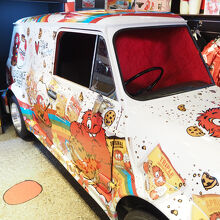 お店の中にクッキータイムをデザインした車があります。