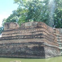 お堀に突き出すように築かれた堡塁