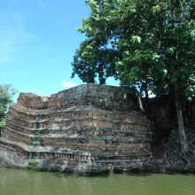 まるで地層のようになっているレンガ積みが美しい