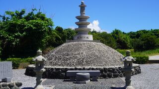 円墳と五輪の塔を組み合わせたような意匠