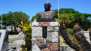 金城和信先生胸像