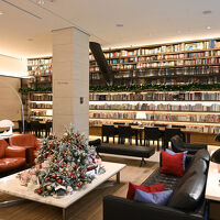 ロビーラウンジは本がたくさん