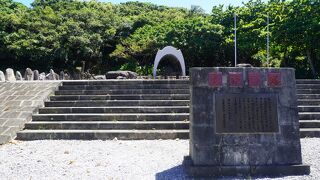 白いアーチ型のデザインはなんのモチーフなんでしょうね