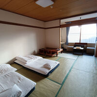 昔ながらのお部屋　スーツケースで来る客で畳の一部ボロボロ･･